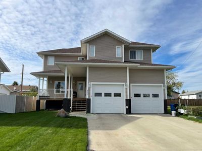 4417 52a St, House detached with 3 bedrooms, 2 bathrooms and 4 parking in Grimshaw AB | Image 2