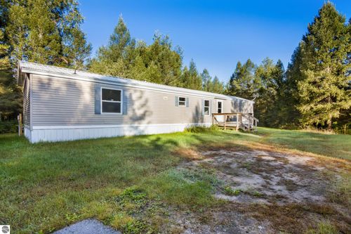 8142 Sadie Ln, Mesick, MI, 49668-9133 | Card Image
