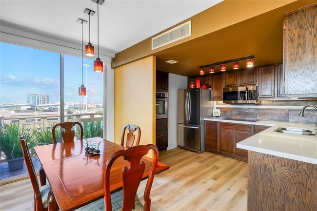 APT-722 - 2016 Main St, Condo with 2 bedrooms, 2 bathrooms and 1 parking in Houston TX | Image 4