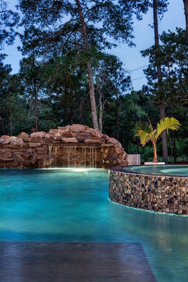 Evening photo showing off spa and grotto | Image 8