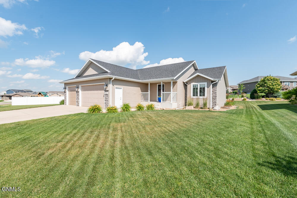 Slate Dr, Bismarck, ND 58503