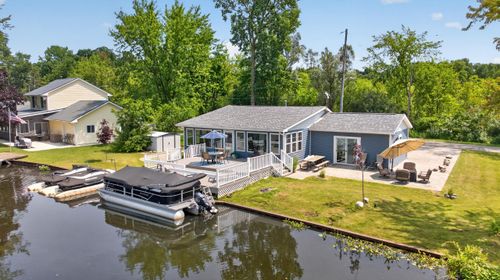 512 Cedar St, Brooklyn, MI, 49230-8437 | Card Image