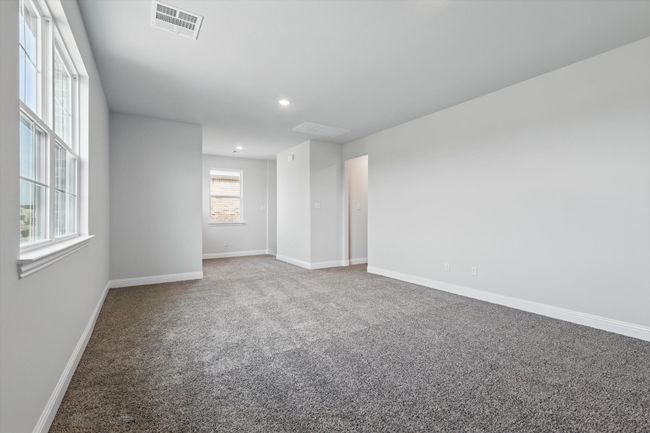 Family or Game Room with lots of lighting | Image 15