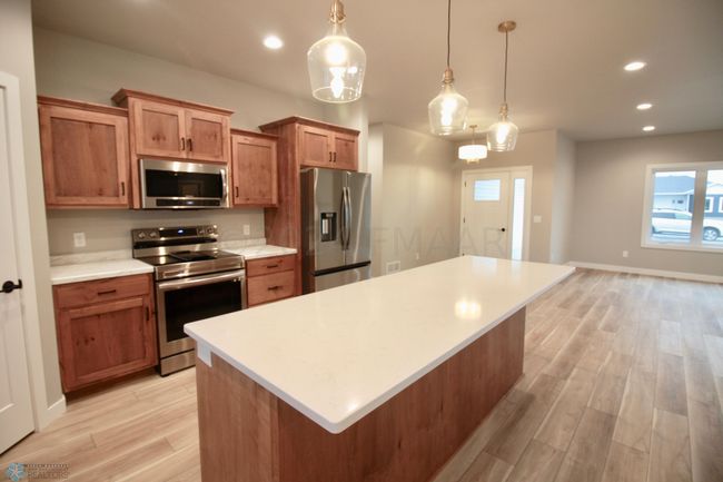 Large quartz island | Image 30