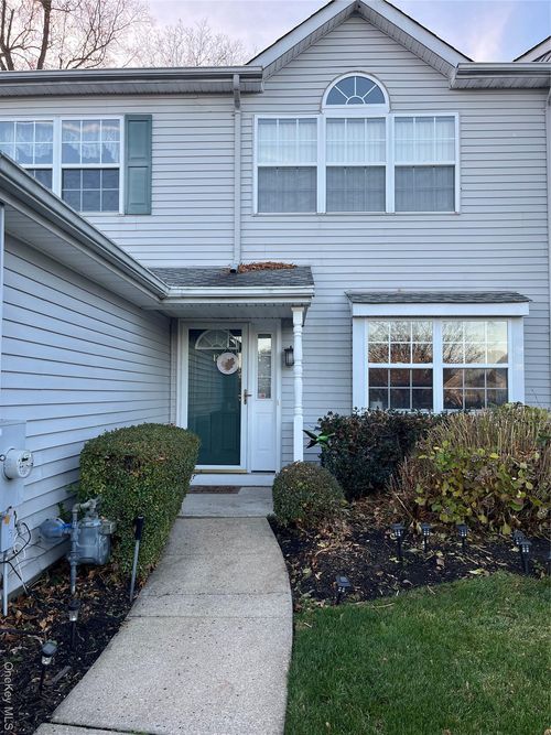 12 Horizon Ct, Huntington, NY, 11743-4433 | Card Image