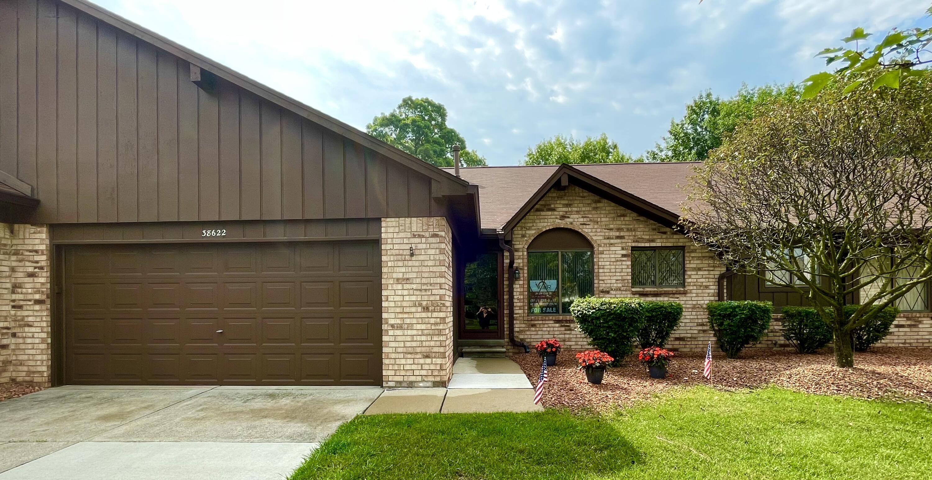 Sycamore Meadow Dr, Clinton Township, MI 48036