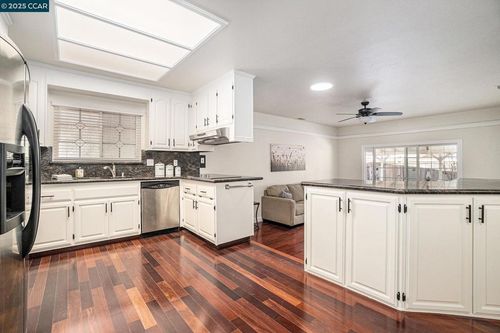 1543 Heartwood Dr, Concord, CA, 94521-1939 | Card Image