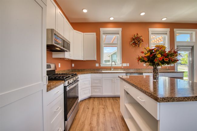 Kitchen with Island | Image 12