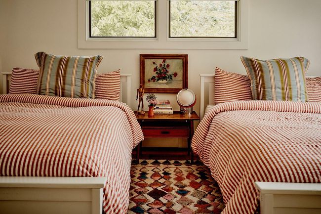 View of bedroom | Image 15