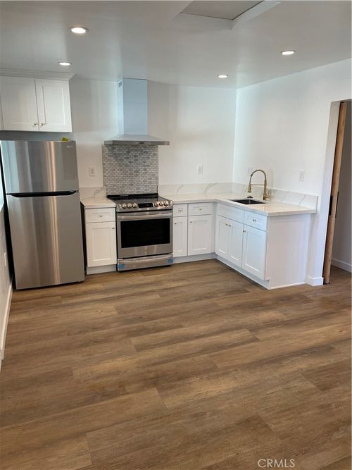 12-24306 Victory Blvd, Woodland Hills, CA, 91367-1153 | Card Image