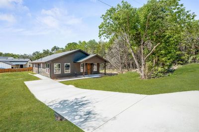 Wonderful tree and a nice long driveway. | Image 1