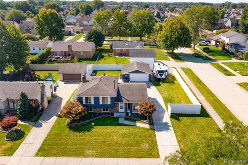 28552 Buckinghamshire Dr, Chesterfield, MI, 48047-1773 | Card Image