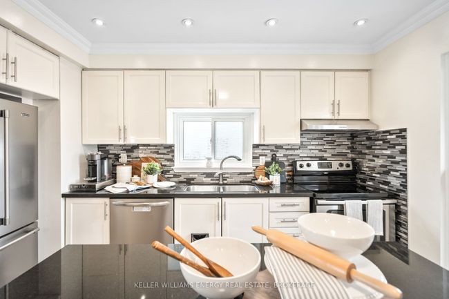 754 Hillcroft St, House attached with 4 bedrooms, 2 bathrooms and 3 parking in Oshawa ON | Image 4