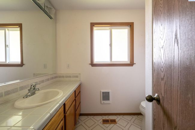 97010 W Good Rd, Home with 3 bedrooms, 3 bathrooms and null parking in Prosser WA | Image 25