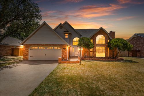 817 Arapaho Dr, Burkburnett, TX, 76354-2933 | Card Image