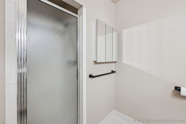 Master bedroom bath | Image 23