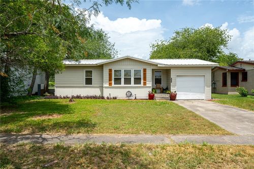 332 S Chiltipin St, Sinton, TX, 78387-3212 | Card Image