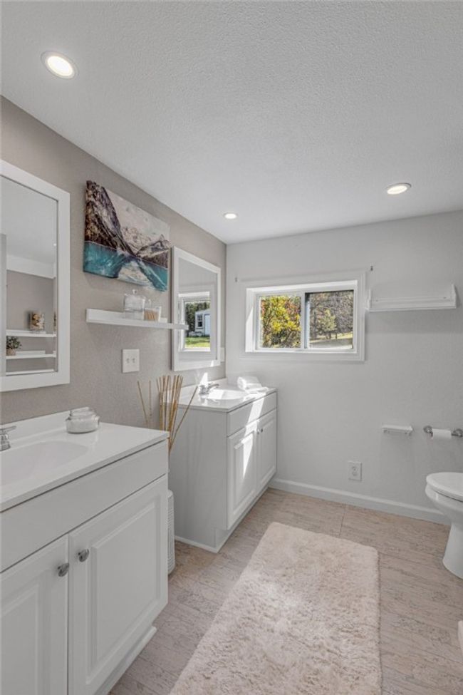 Dual vanity in upper bath. | Image 20