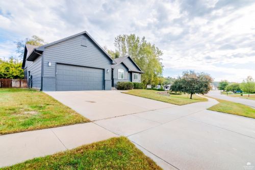5124 Bramblewood Dr, Manhattan, KS, 66503-8623 | Card Image