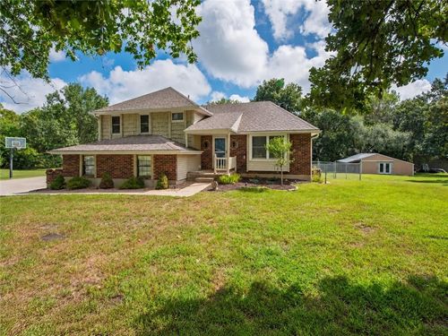 10505 S Munro Rd, Lone Jack, MO, 64070-7120 | Card Image