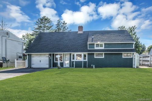 38 Fireplace Ln, Hicksville, NY, 11801-6410 | Card Image