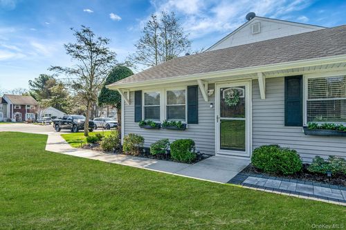 10 Gettysburg Ct, Coram, NY, 11727-1624 | Card Image