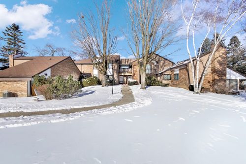 8643 N Servite Dr, Milwaukee, WI, 53223-2582 | Card Image