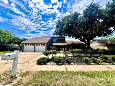 604 Bramble Bush Lane, House other with 3 bedrooms, 2 bathrooms and null parking in Victoria TX | Image 1