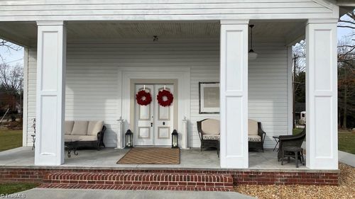 106 N Key St, Pilot Mountain, NC, 27041-7587 | Card Image