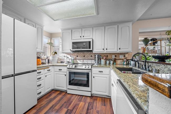 2126 King View Cir, Condo with 3 bedrooms, 3 bathrooms and 2 parking in Spring Valley CA | Image 6