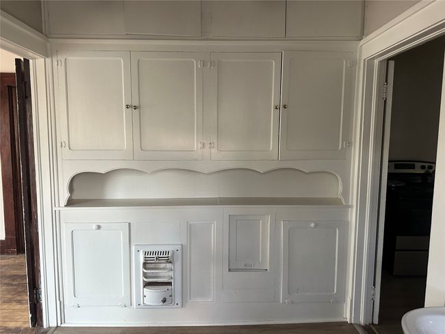 Interior details with electric range | Image 11