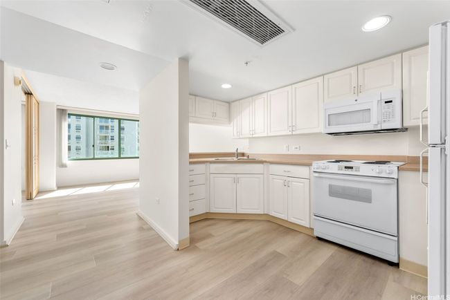 APT-1403 - 1314 Kalakaua Ave, Condo with 2 bedrooms, 1 bathrooms and 1 parking in Honolulu HI | Image 6