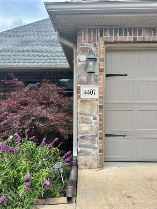 4407 W Meadow Oaks Dr, Rogers, AR, 72758-8314 | Card Image
