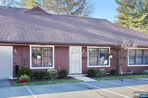 32-3 Tamaron Dr, Waldwick, NJ, 07463-1177 | Card Image