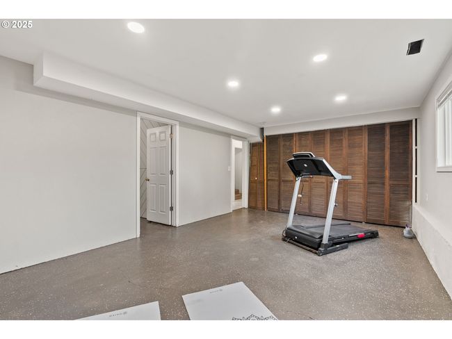 22400 S Evergreen Dr, House other with 5 bedrooms, 3 bathrooms and 2 parking in Beavercreek OR | Image 28
