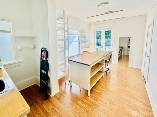 1622 Queen Anne Ave N, Seattle, WA, 98109-2880 | Card Image