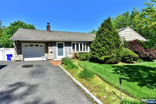 31 Susan Ave, Midland Park, NJ, 07432-1010 | Card Image