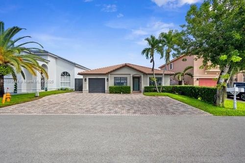7761 Nw 193rd Ter, Hialeah, FL, 33015-6425 | Card Image