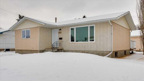 5439 47 Ave, Lacombe, AB, T4L1M9 | Card Image