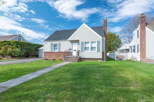 61 Dosoris Ln, Glen Cove, NY, 11542-1553 | Card Image