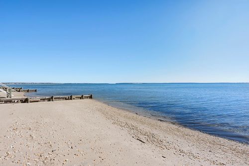 2780 Peconic Bay Blvd, Laurel, NY, 11948-1808 | Card Image