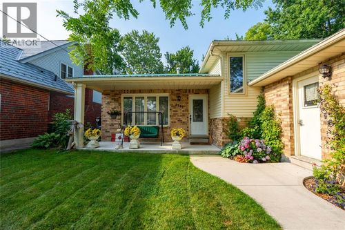 4361 Third St, Petrolia, ON, N0N1R0 | Card Image