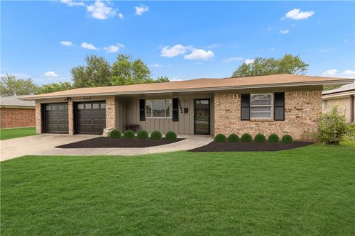 3802 Tanglewood Dr, Bryan, TX, 77802-4127 | Card Image