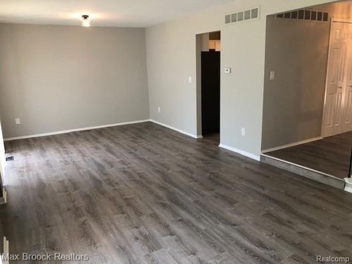 6365 Richard Run, West Bloomfield, MI, 48322-2106 | Card Image