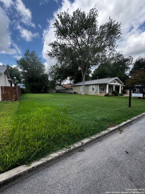 953 Hayselton, New Braunfels, TX, 78130 | Card Image
