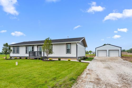 10887 E French St, Grant Park, IL, 60940-5461 | Card Image
