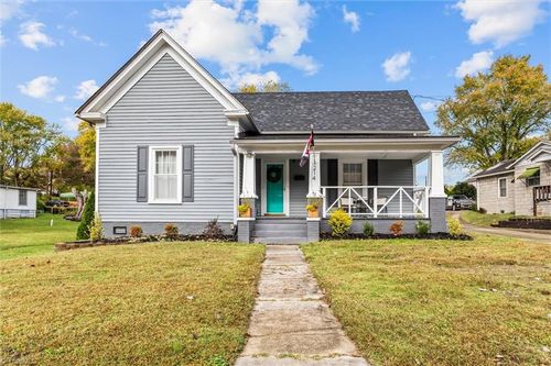 214 Broad St, Mount Airy, NC, 27030-4602 | Card Image