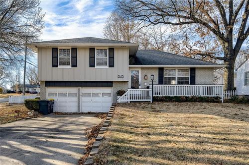 8844 Summit Street, Kansas City, MO, 64082 | Card Image