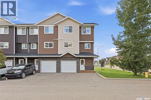 1060 Parr Hill Dr, Townhouse with 3 bedrooms, 3 bathrooms and null parking in Martensville SK | Card Image