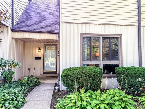 996 Som Center Rd, Mayfield Village, OH, 44143-3525 | Card Image